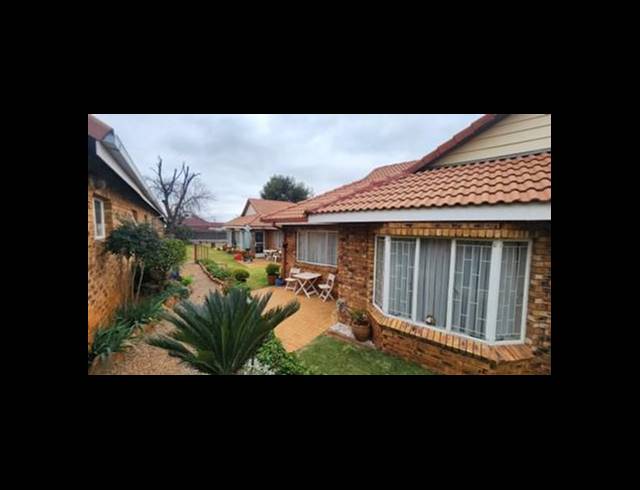 2 BEDROOM TOWNHOUSE FOR SALE IN PRIMROSE
